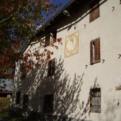 Cadran de 1854 portant les noms de Roux Désiré et Reynier Henri  Restauré par J.F. Gavoty en 1994 Devise : &quot; Sine sole nihil sum &quot;  &quot; Sans le soleil nous sommes rien &quot;