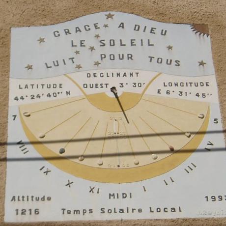 Presbytère Cadran de 1993. Il donne la latitude et la logitude du lieu. Il indique le décalage de temps avec Paris.  Devise : &quot; Grace à Dieu le soleil luit pour tous &quot;