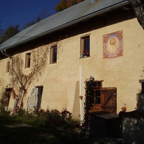 Rioclar : Girardeisses Créé par J.F. Gavoty en 2000 La maxime en cyrilique est tirée d'une phrase de Kessel.  Sa traduction : &quot; Que l'heure vous soit favorable et que Dieu vous protège &quot;