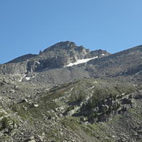 la Tête de l'Estrop Vue de la Tête de l'Estrop de la commune de Méolans-Revel, avec le reliquat du glacier de la Blanche.