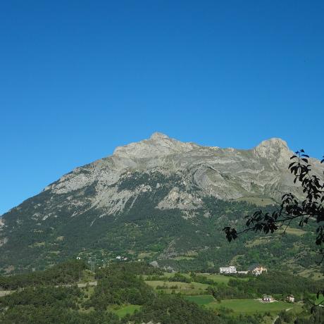 la Tête de Louis XVI et le Peissièou Tête de Louis XVI (à gauche) et le Peissièou (à droite), respectivement 2 408 et 2 406 m d'altitude.